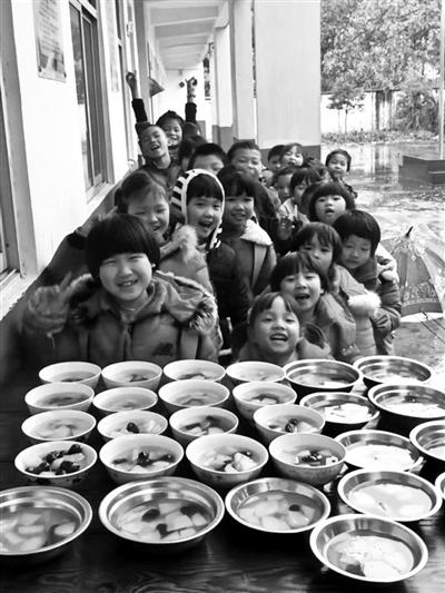 校长视频记录留守儿童生活走红 曾多次谢绝网友捐款