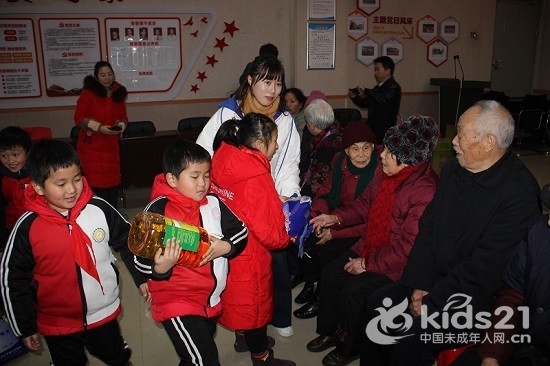 湖南：长沙市紫凤社区“小手牵大手，暖冬志愿行”活动