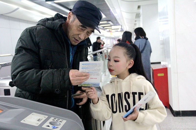 湖北：倡文明“新”声 武汉小志愿者“快闪”助力军运会