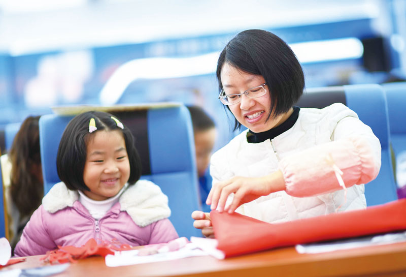 福建：平潭剪纸迎新春 让未成年人领略传统文化魅力