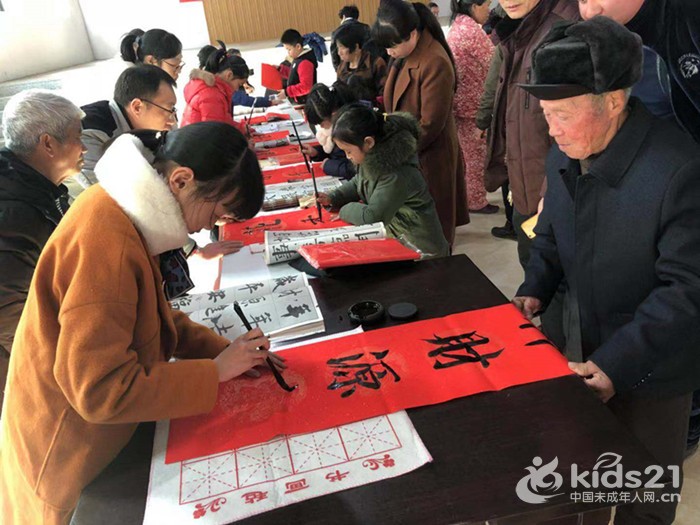 浙江：温州文成开展“小小书法家写赠道德春联”活动