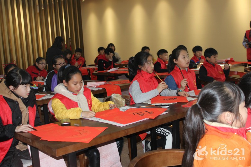 浙江：温州龙湾区各街道组织未成年人开展迎新春送春联活动